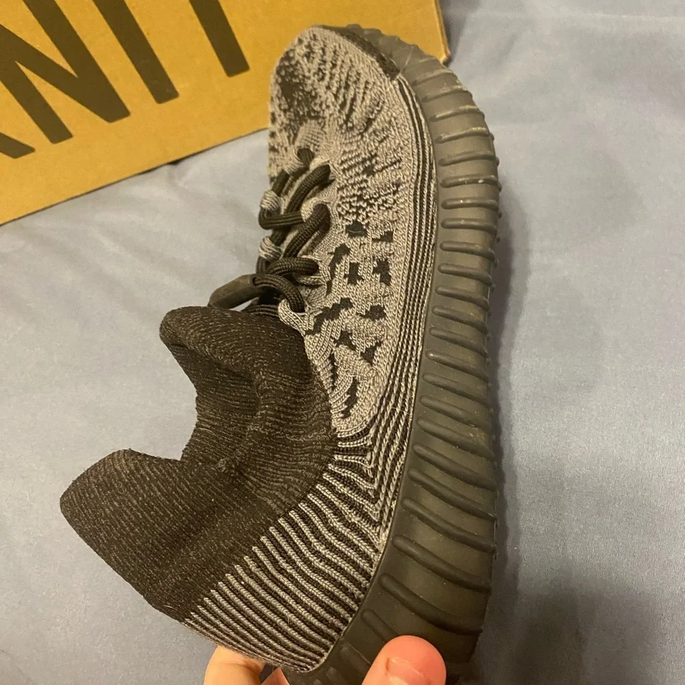 Adidas Yeezy boost 350 v2’s size 6 1/2